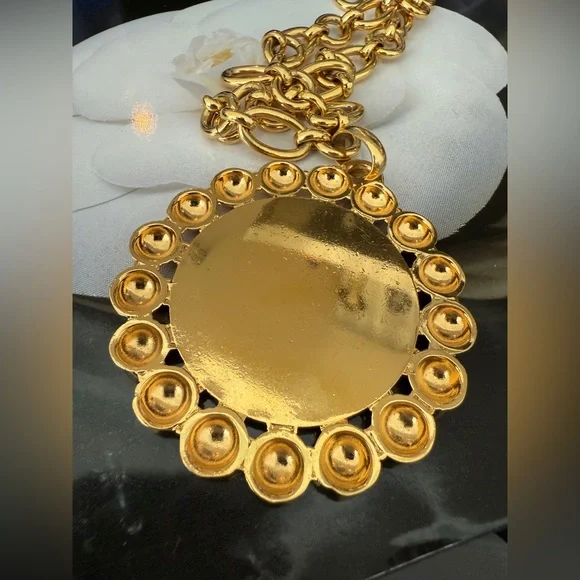 LOT 2306 24k gold plated Rihanna CHANEL 1980S VINTAGE LARGE PENDANT NECKLACE - Picture 5 of 10